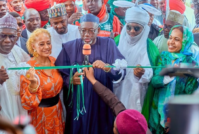H.E. Governor of Jigawa State Mallam Umar Namadi, Head of Development Cooperation, British High Commission Abuja, Cynthia Rowe, His Royal Highness, the Emir of Dutse Alhaji Hamim Sanusi, and the UNICEF Representative in Nigeria, Wafaa Saeed at the commissioning of Chamo PHC CRIBS Project in Jigawa.